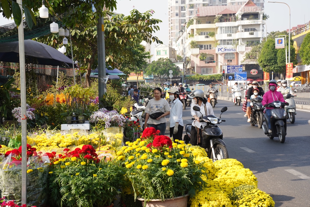 Giữa chợ hoa Tết nhộn nhịp, nỗi lo lớn nhất lại là… không kịp về quê - 3