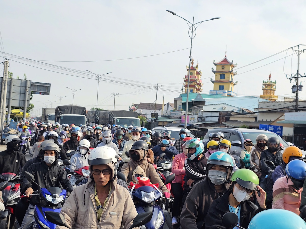 Kẹt xe ngày giáp tết, ấm lòng giữa dòng người hồi hương - 1