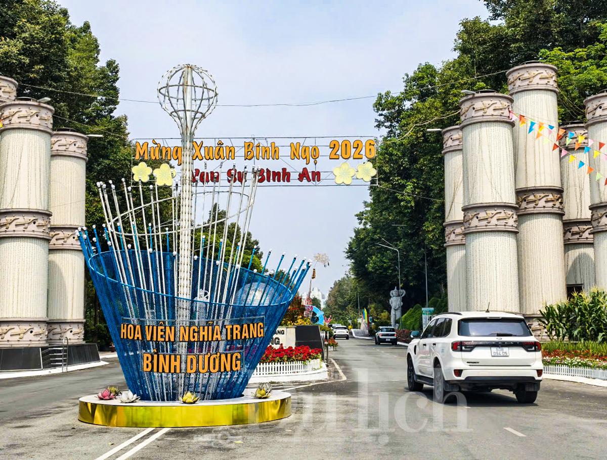 Mâm cơm giữa hàng bia mộ tưởng nhớ tổ tiên trong trong tiết Thanh Minh ấm tình - 1