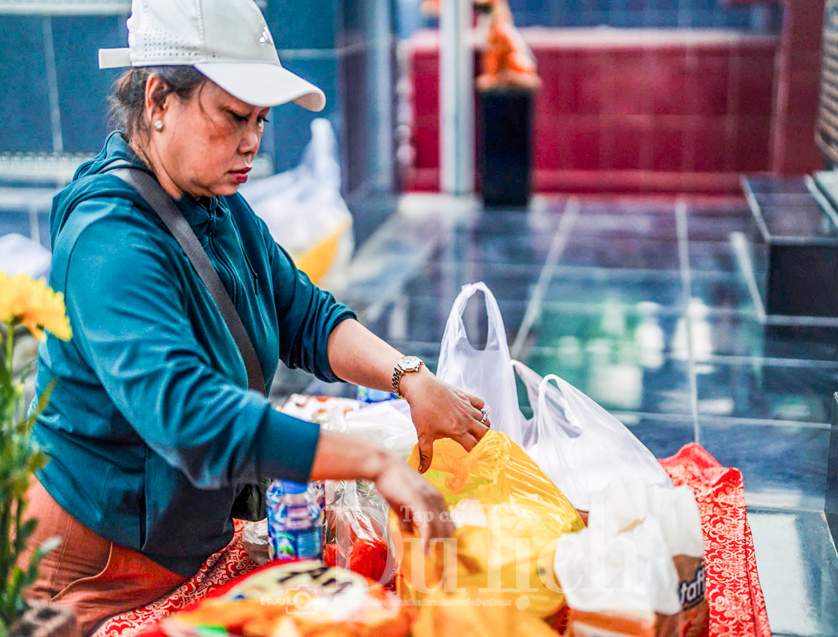 Mâm cơm giữa hàng bia mộ tưởng nhớ tổ tiên trong trong tiết Thanh Minh ấm tình - 12