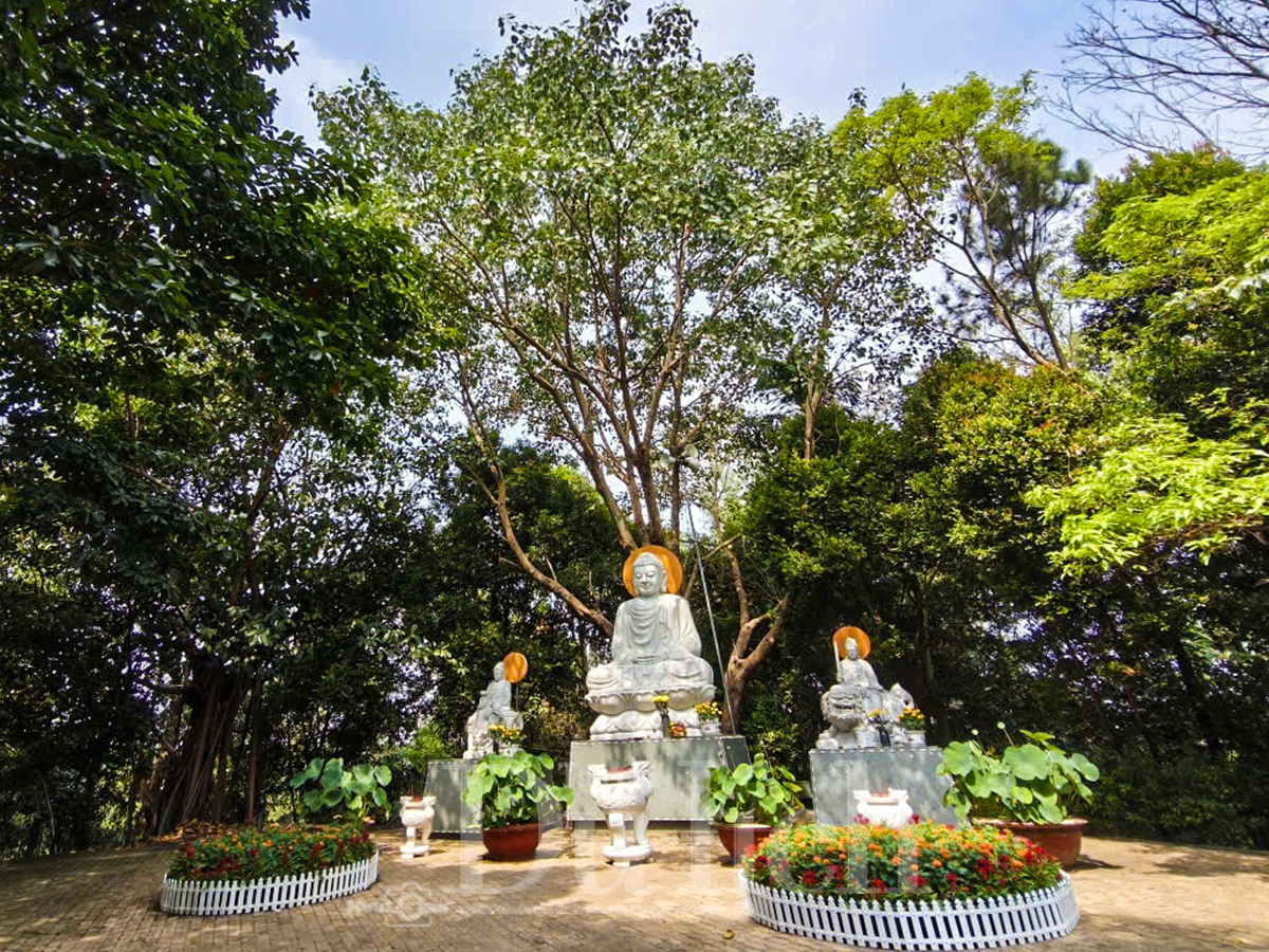 Mâm cơm giữa hàng bia mộ tưởng nhớ tổ tiên trong trong tiết Thanh Minh ấm tình - 2