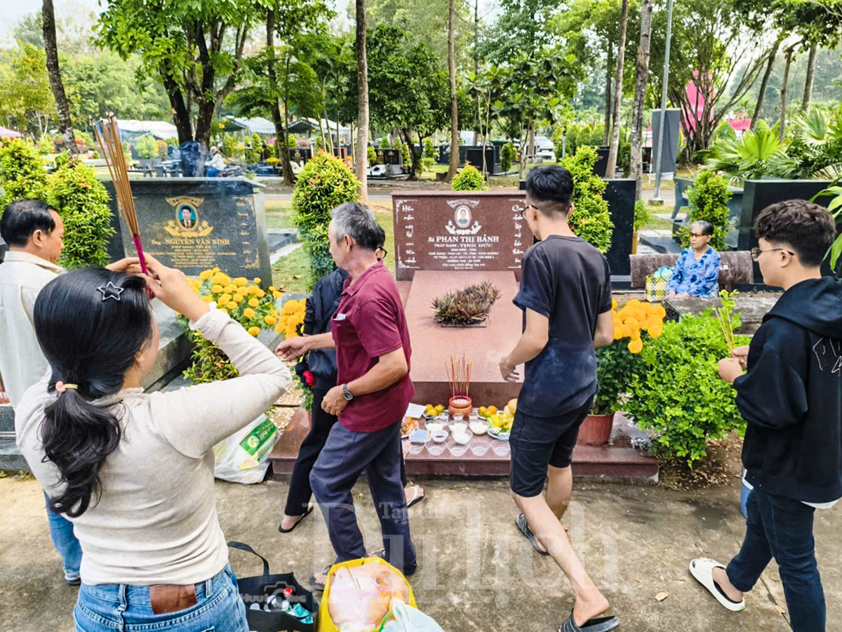 Mâm cơm giữa hàng bia mộ tưởng nhớ tổ tiên trong trong tiết Thanh Minh ấm tình - 5