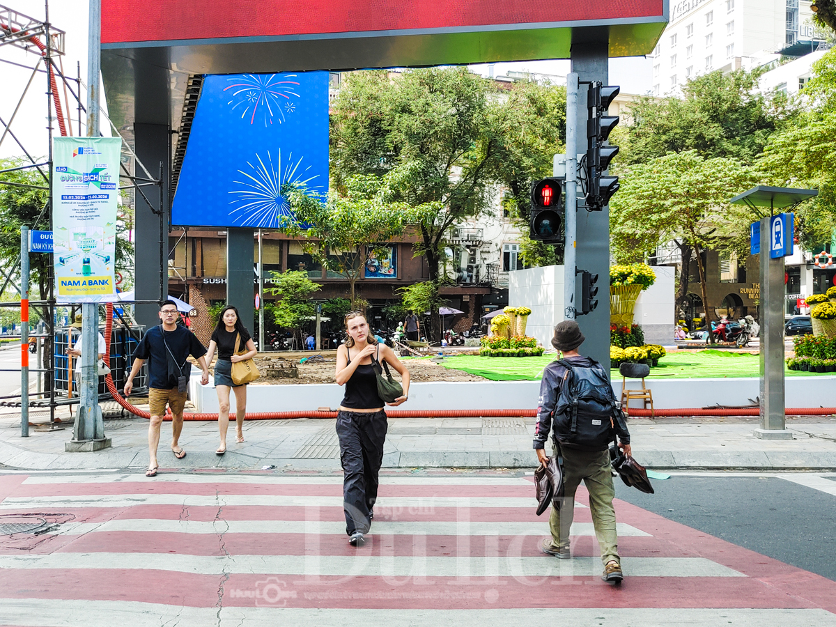 Vườn hoa 'đất vàng' Tứ giác Lê Lợi có lỡ hẹn ngày xuân, du khách ngỡ ngàng vì cỏ nhựa - 2