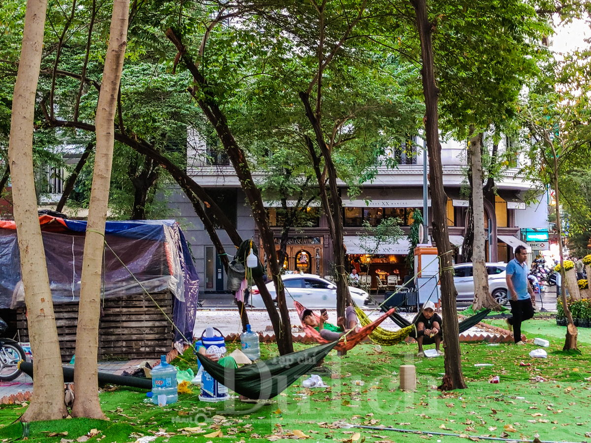 Vườn hoa 'đất vàng' Tứ giác Lê Lợi có lỡ hẹn ngày xuân, du khách ngỡ ngàng vì cỏ nhựa - 9