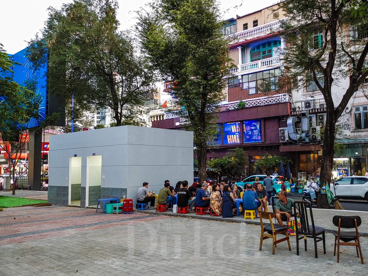 Vườn hoa 'đất vàng' Tứ giác Lê Lợi có lỡ hẹn ngày xuân, du khách ngỡ ngàng vì cỏ nhựa - 10