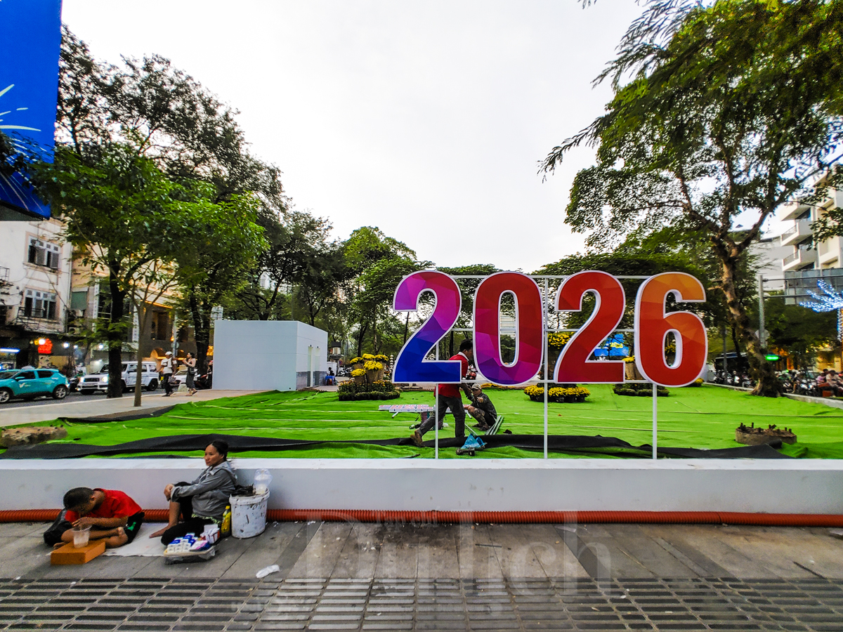 Vườn hoa 'đất vàng' Tứ giác Lê Lợi có lỡ hẹn ngày xuân, du khách ngỡ ngàng vì cỏ nhựa - 1