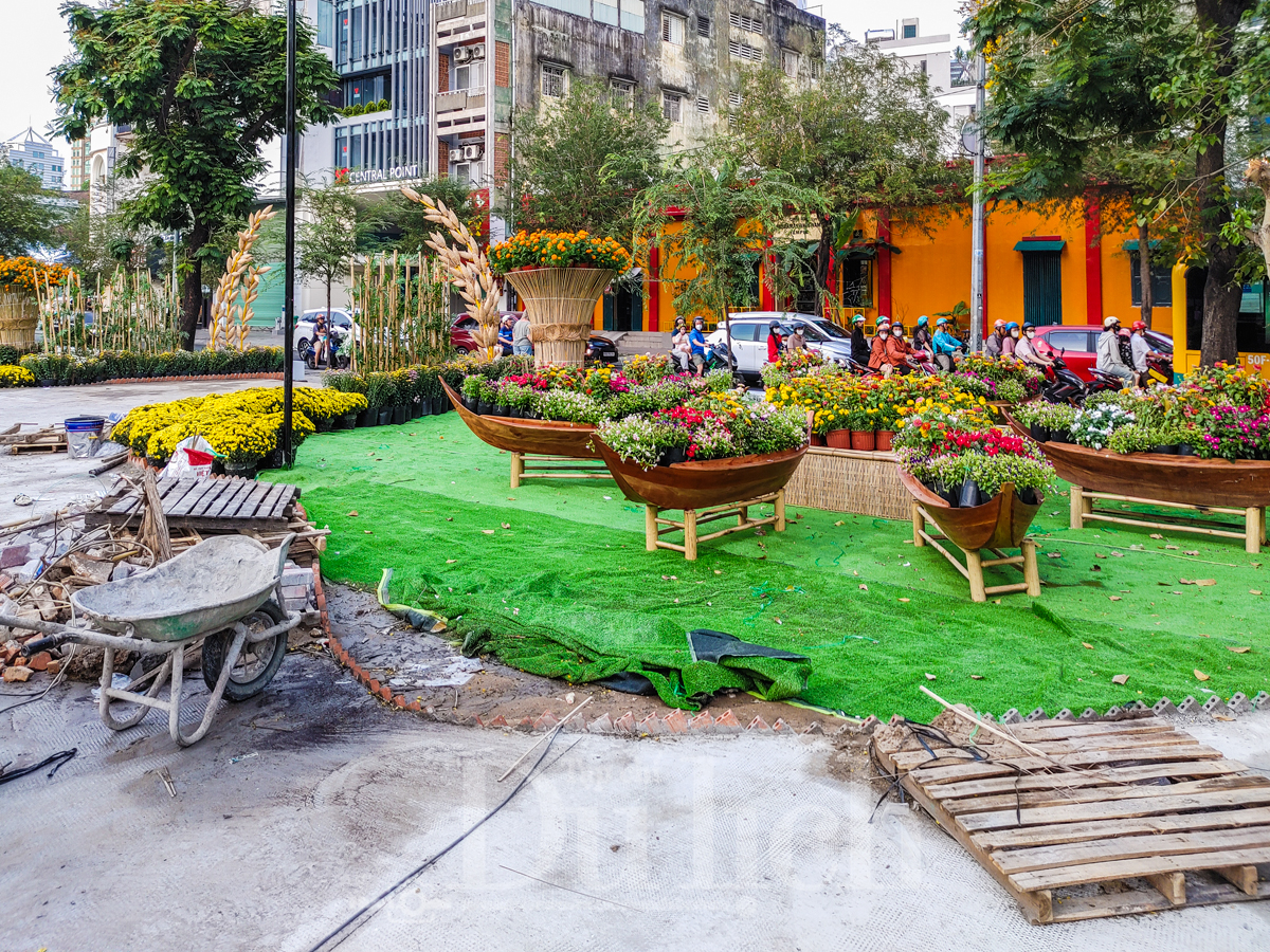 Vườn hoa 'đất vàng' Tứ giác Lê Lợi có lỡ hẹn ngày xuân, du khách ngỡ ngàng vì cỏ nhựa - 11