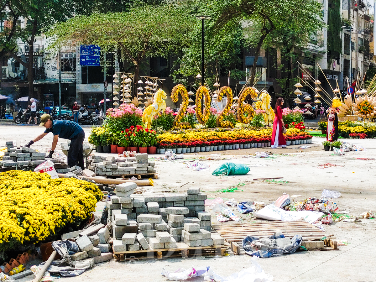 Vườn hoa 'đất vàng' Tứ giác Lê Lợi có lỡ hẹn ngày xuân, du khách ngỡ ngàng vì cỏ nhựa - 7