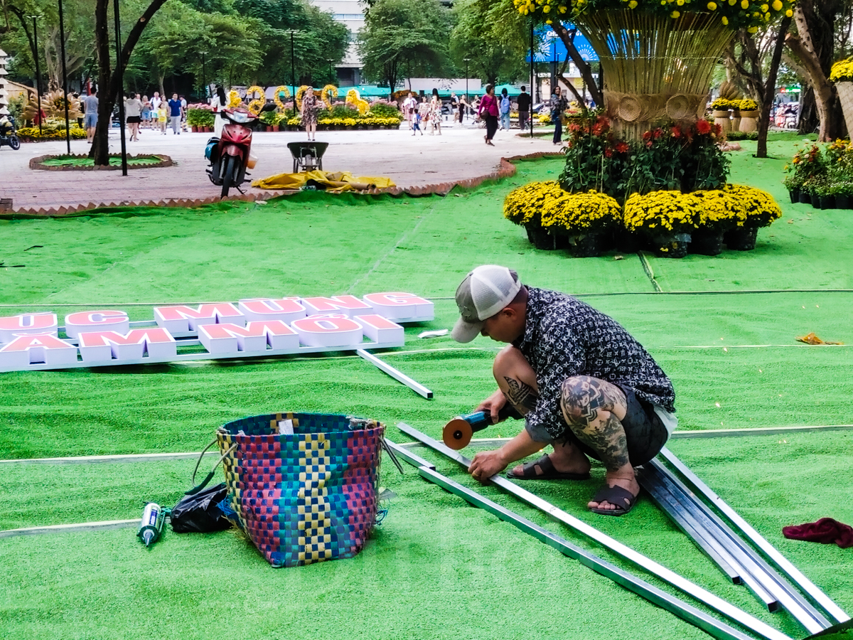 Vườn hoa 'đất vàng' Tứ giác Lê Lợi có lỡ hẹn ngày xuân, du khách ngỡ ngàng vì cỏ nhựa - 12