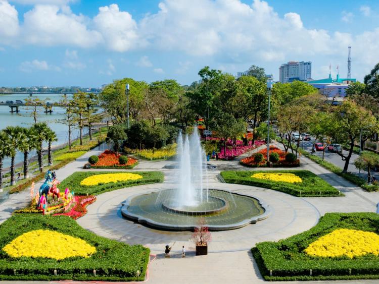 Xứ Huế khoác áo mới đón Xuân Bính Ngọ