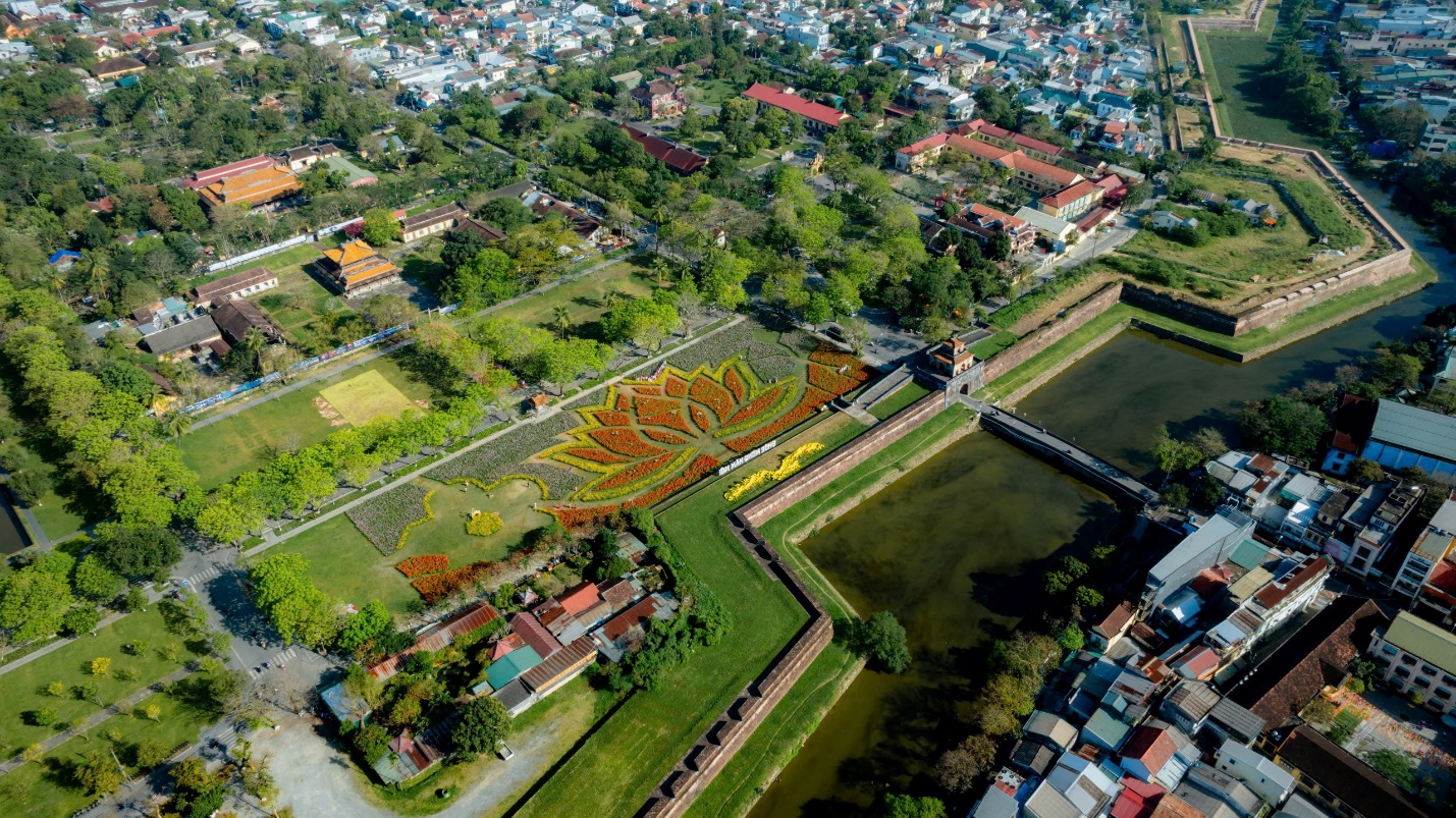 Xứ Huế khoác áo mới đón Xuân Bính Ngọ - 10