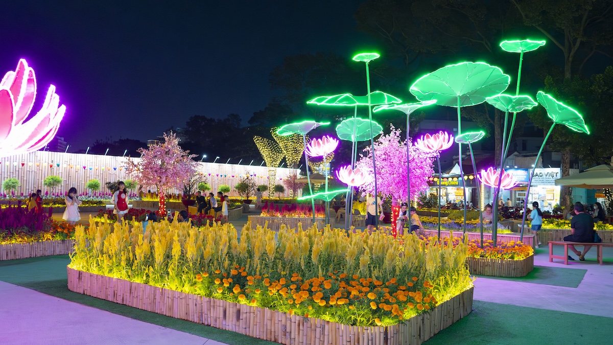 them mot khu dat 'vang' thanh cong vien lung linh ve dem, thu hut nguoi dan choi tet - 2
