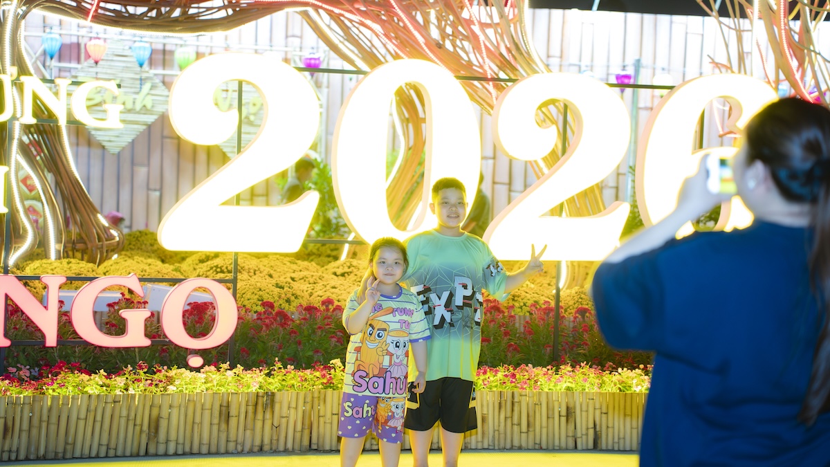 them mot khu dat 'vang' thanh cong vien lung linh ve dem, thu hut nguoi dan choi tet - 6