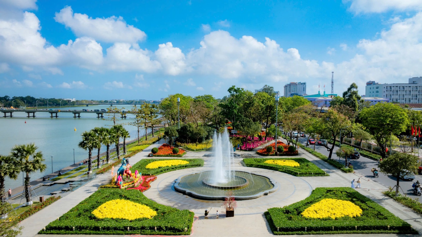 Xứ Huế khoác áo mới đón Xuân Bính Ngọ - 13