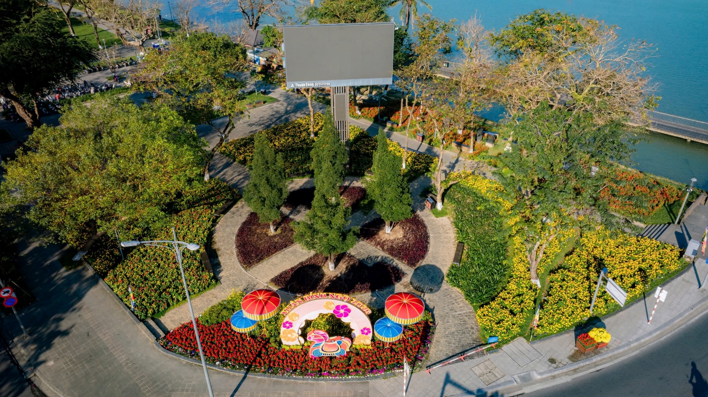 Xứ Huế khoác áo mới đón Xuân Bính Ngọ - 14