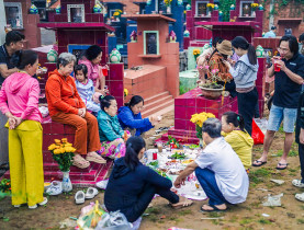  - Mâm cơm giữa hàng bia mộ tưởng nhớ tổ tiên trong trong tiết Thanh Minh ấm tình