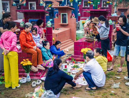 Chuyện hay - Mâm cơm giữa hàng bia mộ tưởng nhớ tổ tiên trong trong tiết Thanh Minh ấm tình