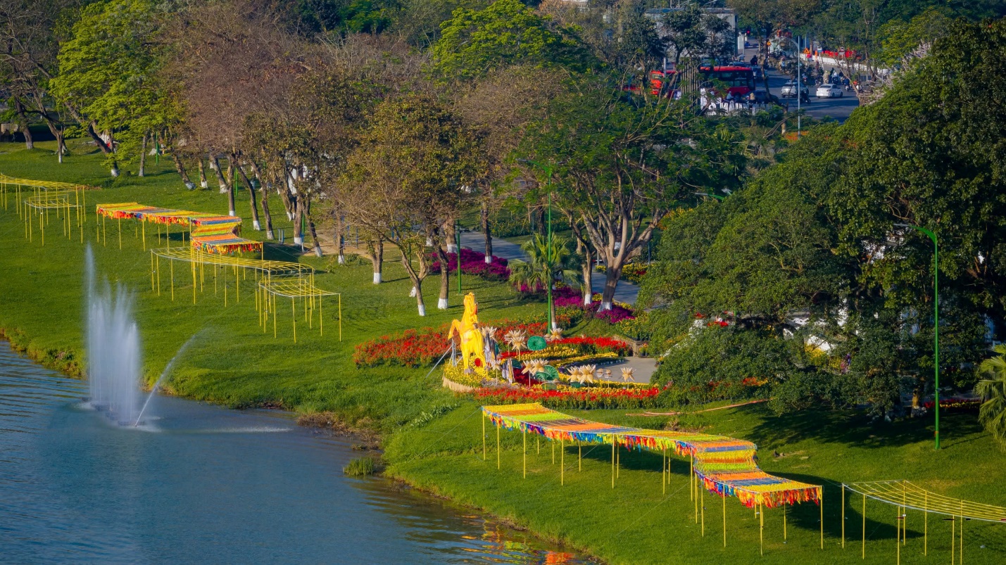 Xứ Huế khoác áo mới đón Xuân Bính Ngọ - 1