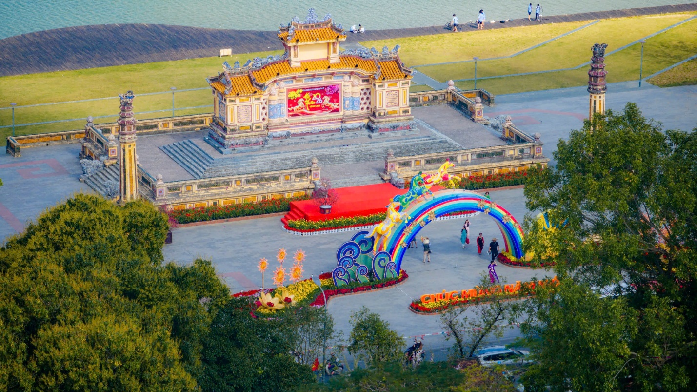 Xứ Huế khoác áo mới đón Xuân Bính Ngọ - 12