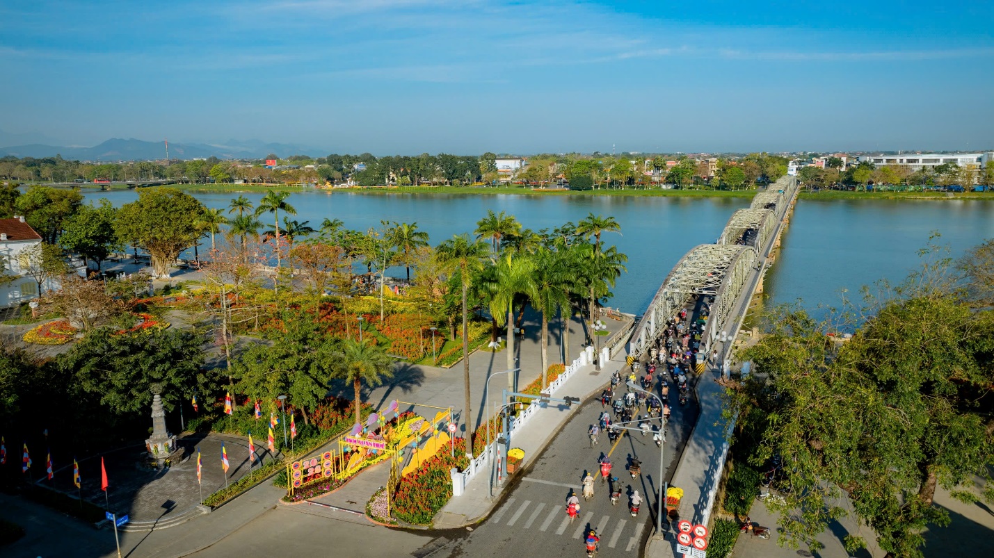 Xứ Huế khoác áo mới đón Xuân Bính Ngọ - 8