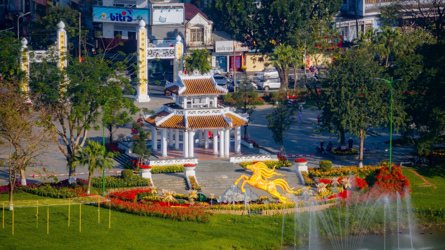 Xứ Huế khoác áo mới đón Xuân Bính Ngọ - 3