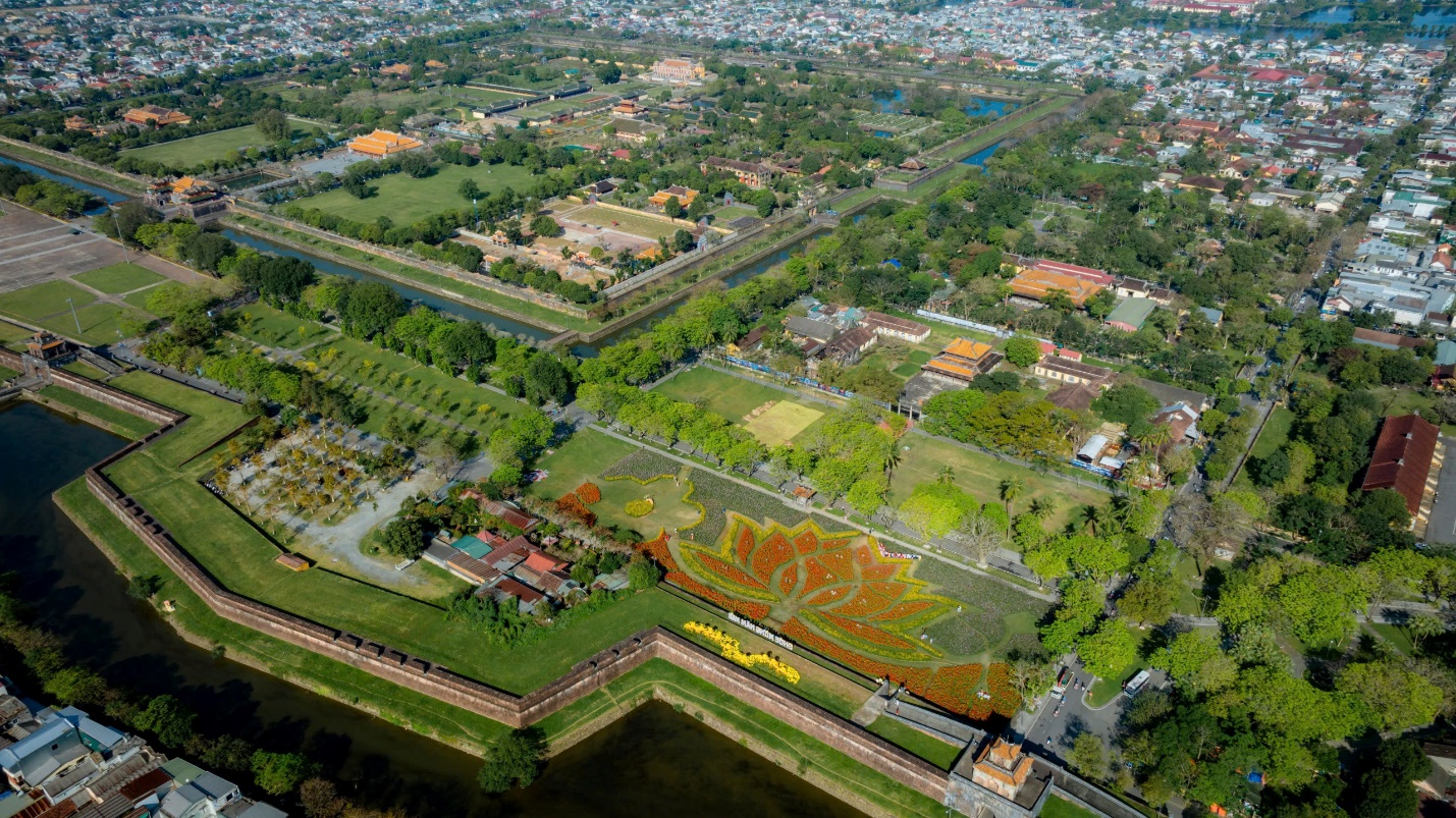 Xứ Huế khoác áo mới đón Xuân Bính Ngọ - 6