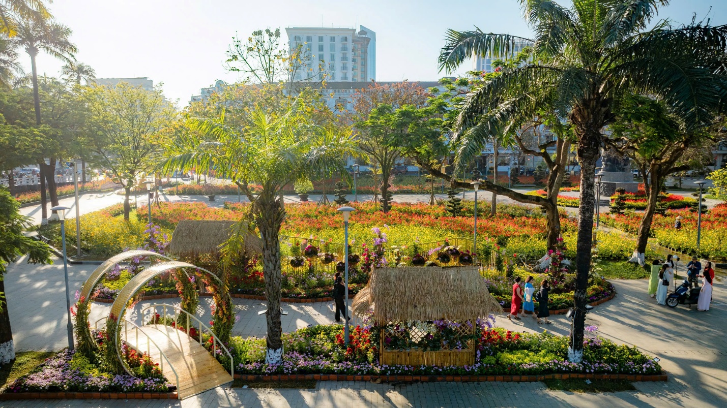 Xứ Huế khoác áo mới đón Xuân Bính Ngọ - 16