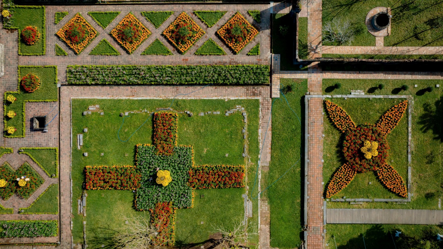 Xứ Huế khoác áo mới đón Xuân Bính Ngọ - 17