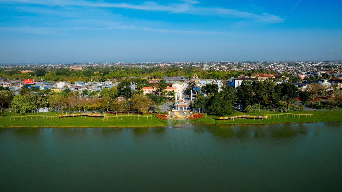 Xứ Huế khoác áo mới đón Xuân Bính Ngọ - 18