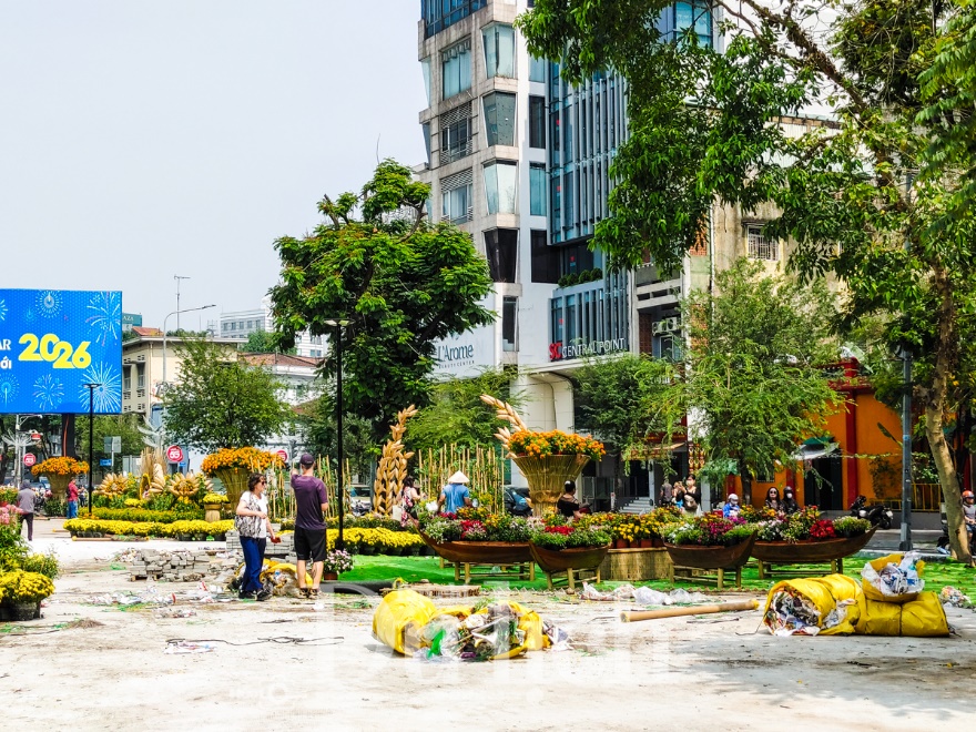 Vườn hoa 'đất vàng' Tứ giác Lê Lợi có lỡ hẹn ngày xuân, du khách ngỡ ngàng vì cỏ nhựa - 3
