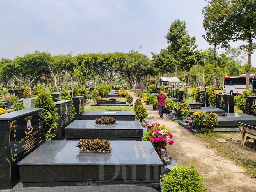 Mâm cơm giữa hàng bia mộ tưởng nhớ tổ tiên trong trong tiết Thanh Minh ấm tình - 6