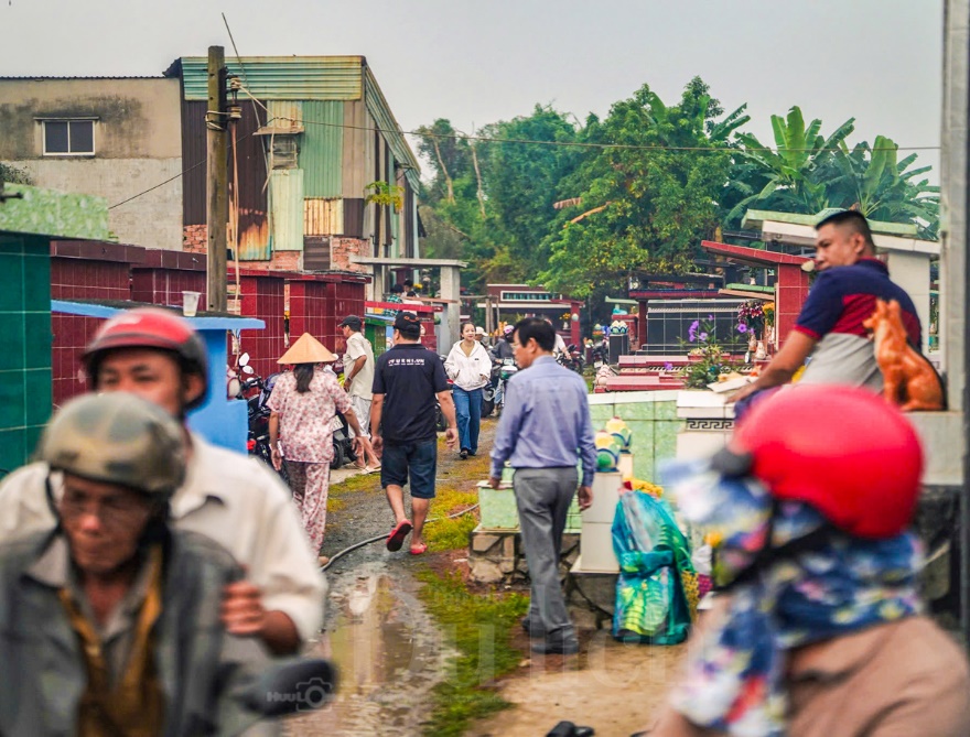 Mâm cơm giữa hàng bia mộ tưởng nhớ tổ tiên trong trong tiết Thanh Minh ấm tình - 7