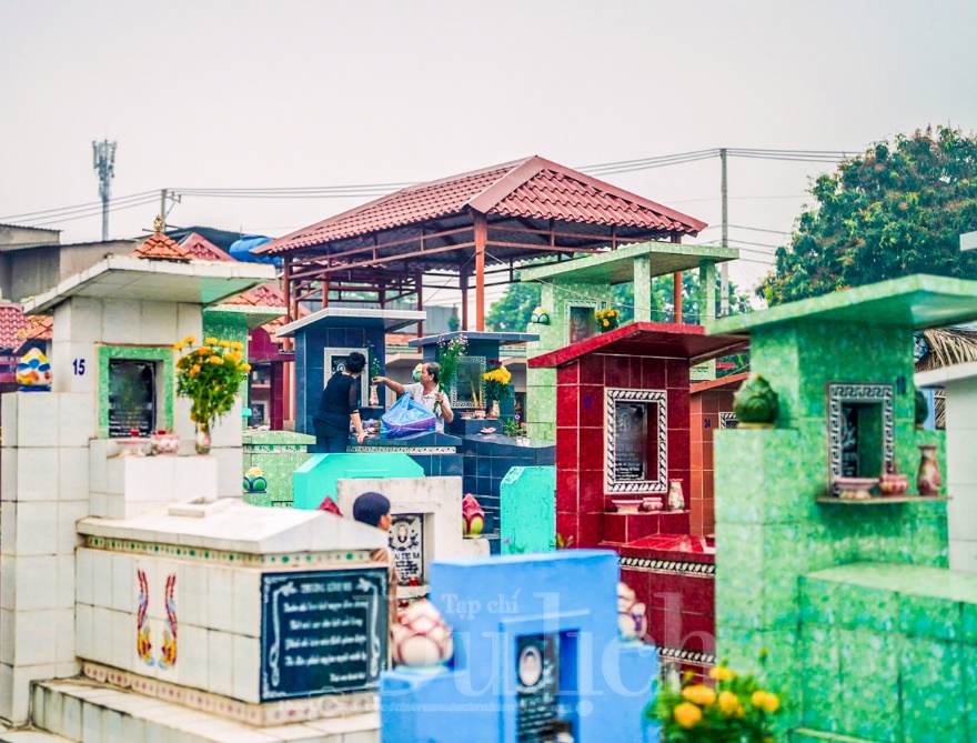 Mâm cơm giữa hàng bia mộ tưởng nhớ tổ tiên trong trong tiết Thanh Minh ấm tình - 8