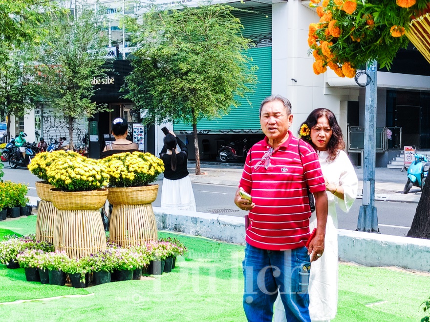 Vườn hoa 'đất vàng' Tứ giác Lê Lợi có lỡ hẹn ngày xuân, du khách ngỡ ngàng vì cỏ nhựa - 6