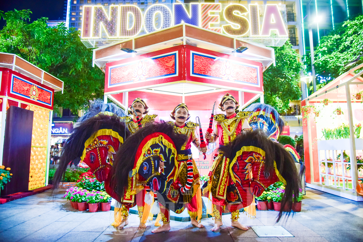 Mãn nhãn đêm khai mạc Đường hoa Bính Ngọ: Linh vật hòa quyện cùng nghìn hoa khoe sắc - 9