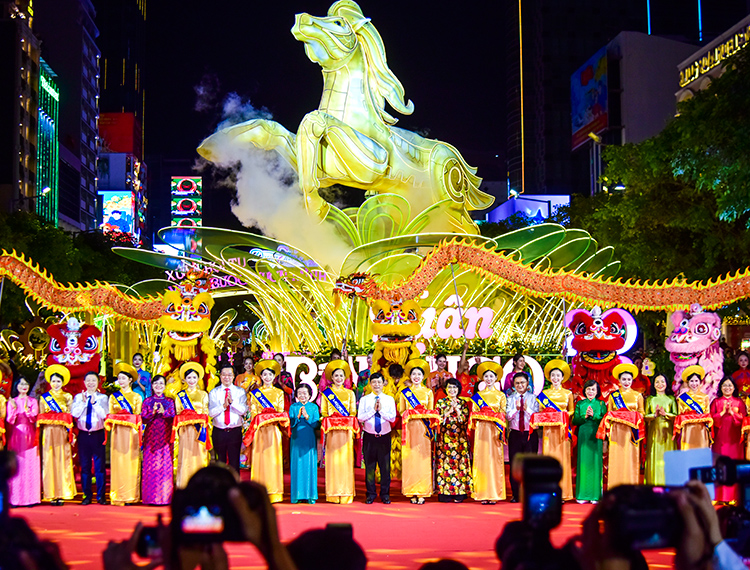 Mãn nhãn đêm khai mạc Đường hoa Bính Ngọ: Linh vật hòa quyện cùng nghìn hoa khoe sắc