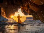 Đưa áo dài Việt chạm đến 100 'kỳ quan' của thế giới