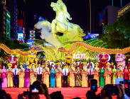 Mãn nhãn đêm khai mạc Đường hoa Bính Ngọ: Linh vật hòa quyện cùng nghìn hoa khoe sắc