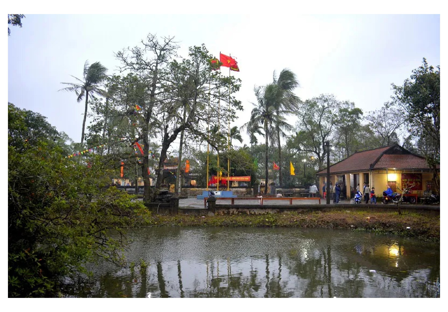 Chợ đình Bích La: Phiên chợ Tết mỗi năm chỉ họp một lần để bán "lộc" - 2