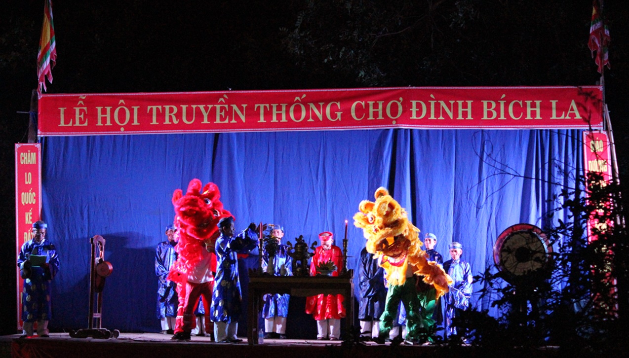 Chợ đình Bích La: Phiên chợ Tết mỗi năm chỉ họp một lần để bán "lộc" - 3