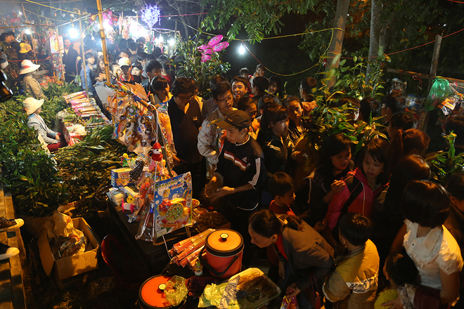 Chợ đình Bích La: Phiên chợ Tết mỗi năm chỉ họp một lần để bán "lộc" - 1