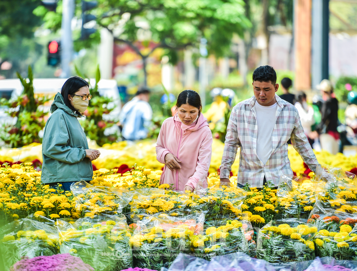 Ngày cuối chợ hoa tết, khách du xuân chụp ảnh đông hơn khách mua - 15
