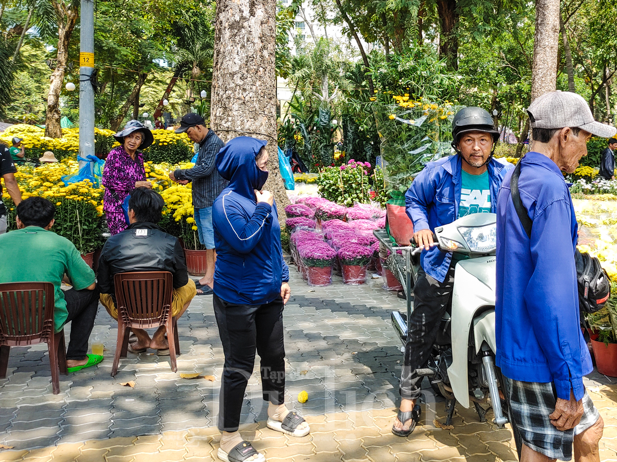 Ngày cuối chợ hoa tết, khách du xuân chụp ảnh đông hơn khách mua - 6