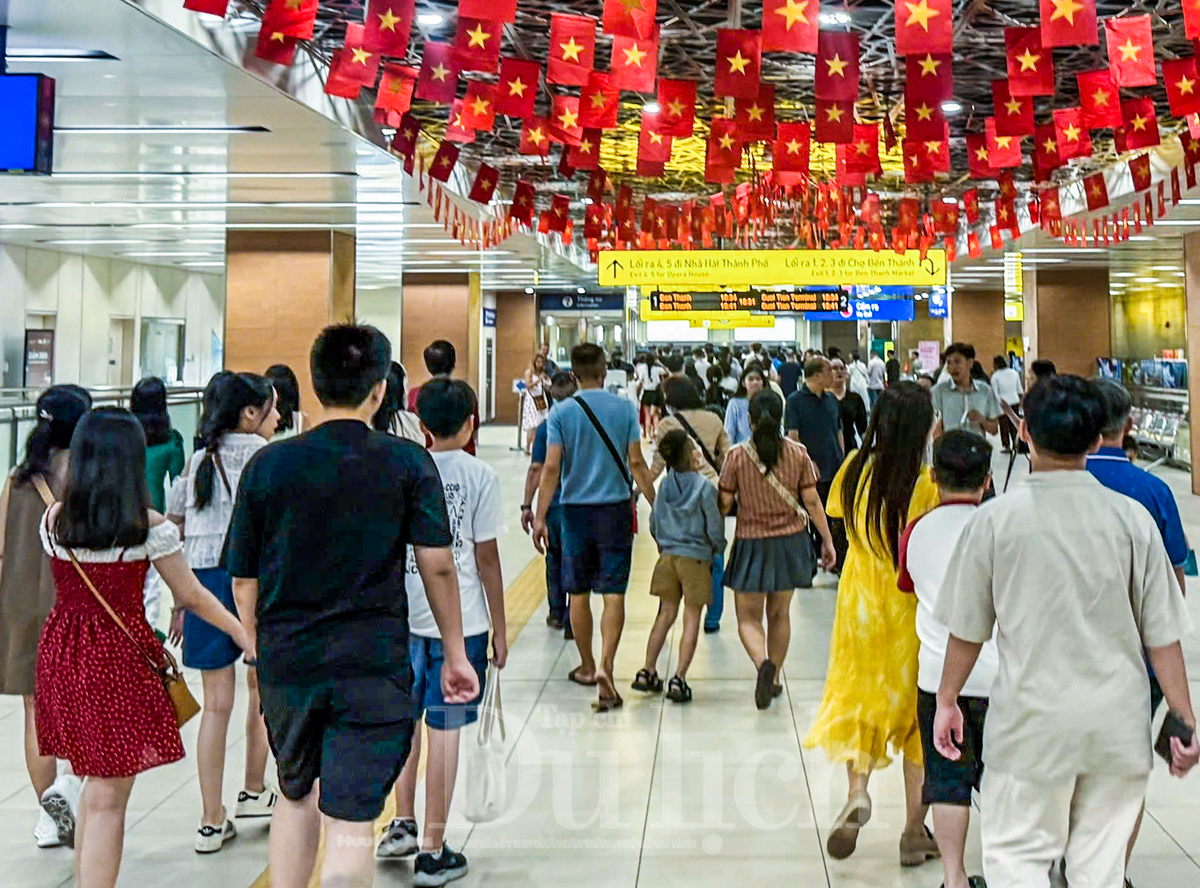 Metro nườm nượp đưa khách về trung tâm đón Giao thừa Xuân Bính Ngọ - 3