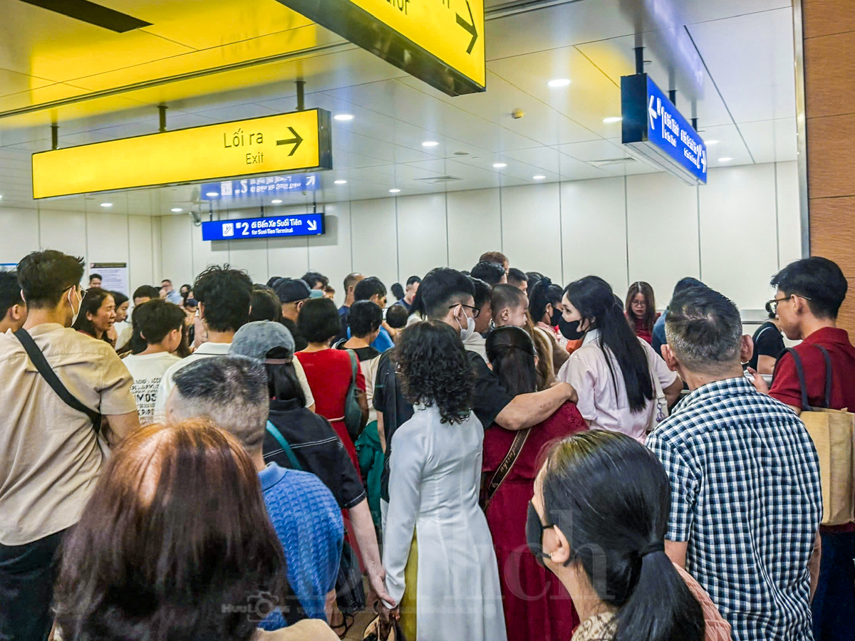 Metro nườm nượp đưa khách về trung tâm đón Giao thừa Xuân Bính Ngọ - 2