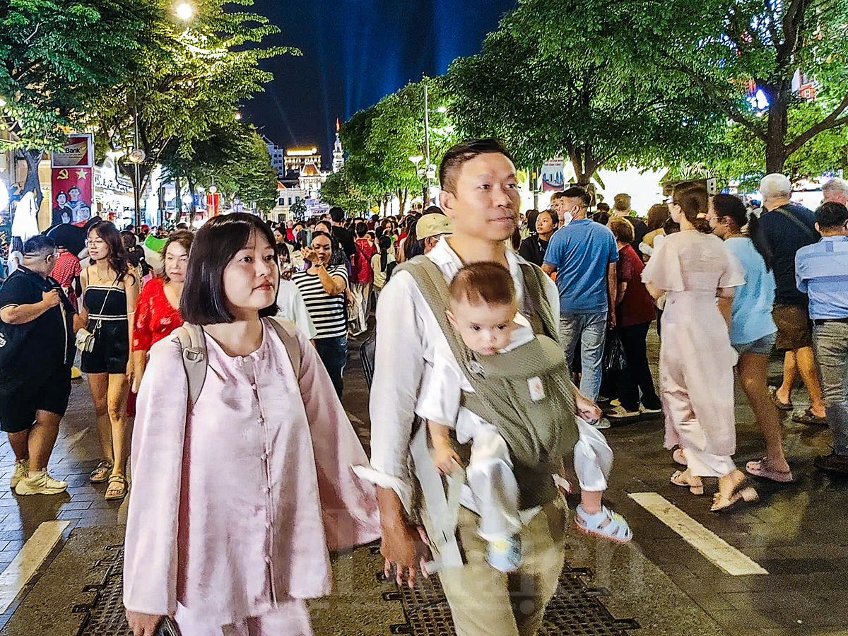 Metro nườm nượp đưa khách về trung tâm đón Giao thừa Xuân Bính Ngọ - 6