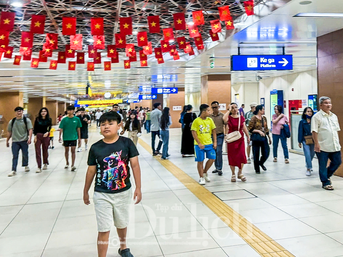 Metro nườm nượp đưa khách về trung tâm đón Giao thừa Xuân Bính Ngọ - 8