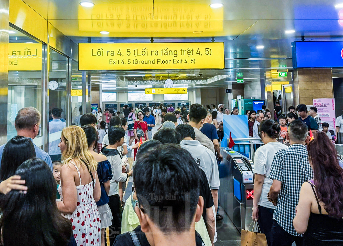 Metro nườm nượp đưa khách về trung tâm đón Giao thừa Xuân Bính Ngọ - 1