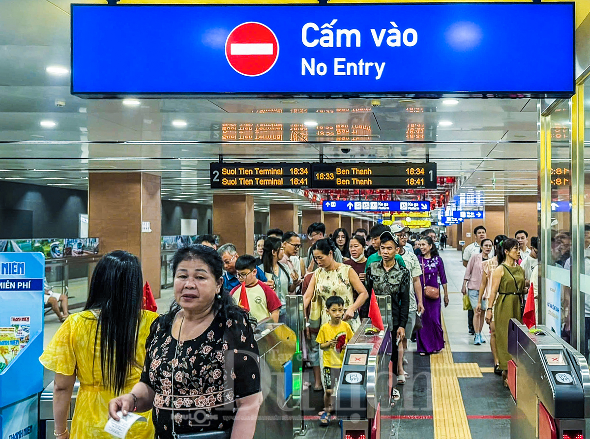 Metro nườm nượp đưa khách về trung tâm đón Giao thừa Xuân Bính Ngọ - 5