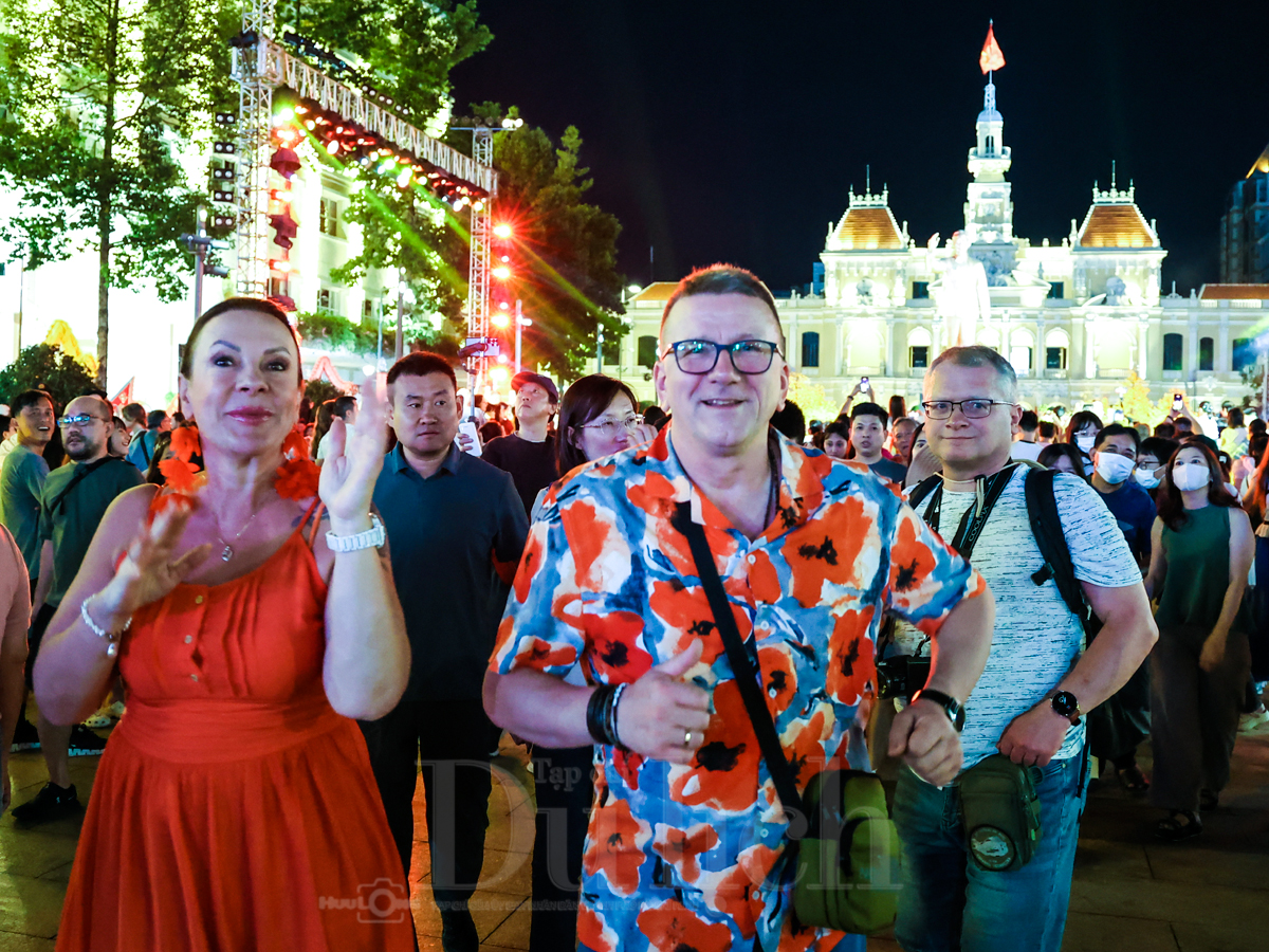 Đêm Giao thừa lạc bước giữa rừng hoa, biển sách và linh vật mừng xuân Bính Ngọ - 7